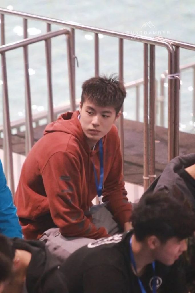 00 后游泳帅哥张翼祥露 CK 内裤边！191CM 的他帅过宁泽涛？