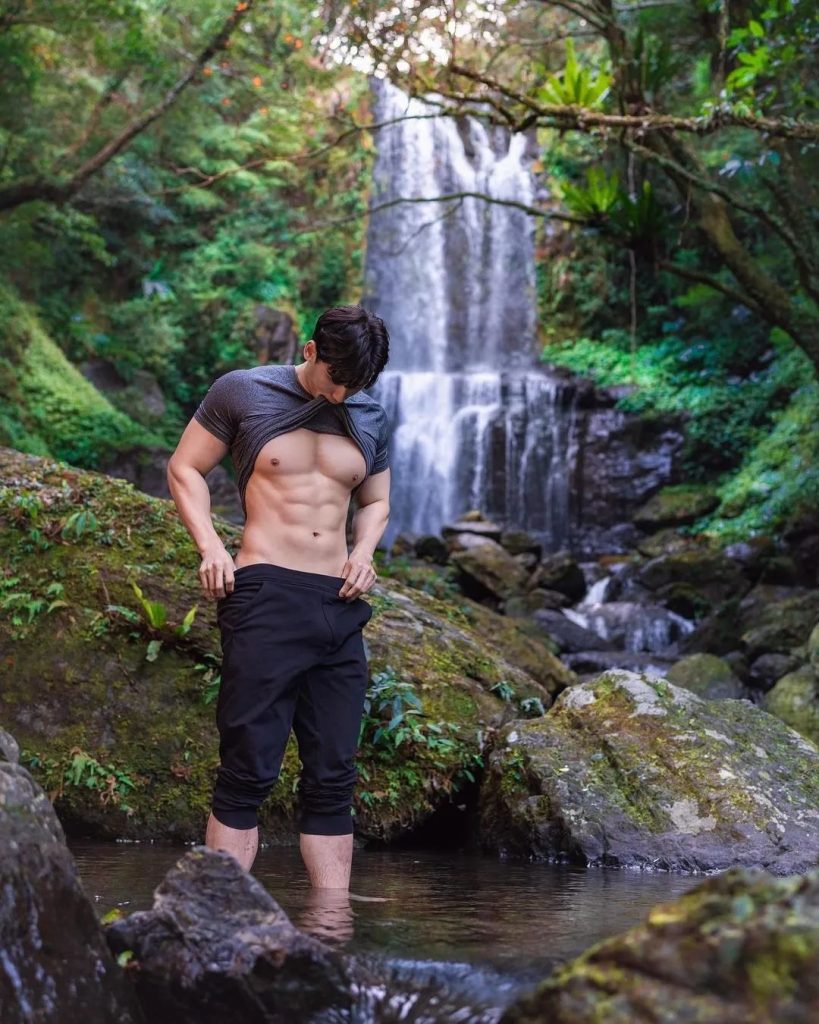 还记得这个穿丁字裤走秀的肌肉男模吗?真的太可了! 还记得这个穿丁字裤走秀的肌肉男模吗?真的太可了!