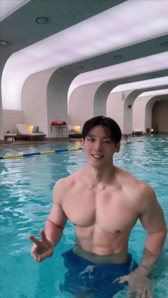 还记得这个穿丁字裤走秀的肌肉男模吗?真的太可了! 还记得这个穿丁字裤走秀的肌肉男模吗?真的太可了!