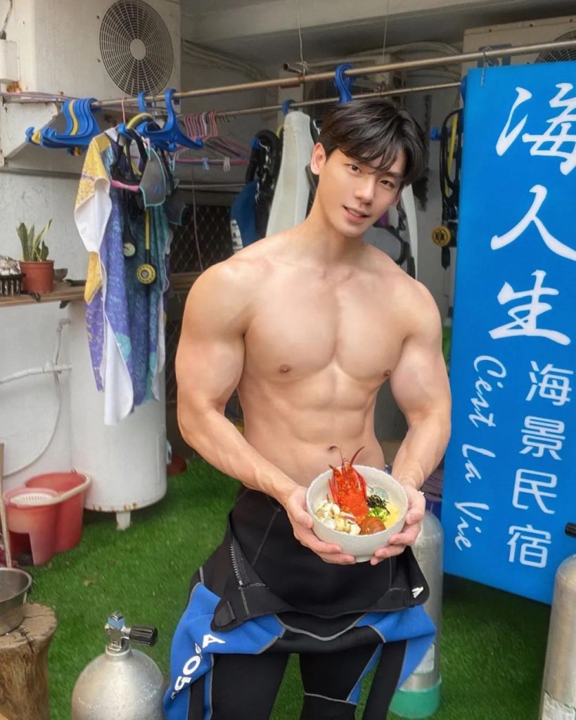 还记得这个穿丁字裤走秀的肌肉男模吗?真的太可了! 还记得这个穿丁字裤走秀的肌肉男模吗?真的太可了!