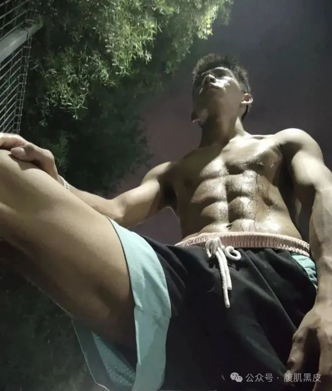 00 后 6 块腹肌硬邦邦，187cm 白袜小哥哥