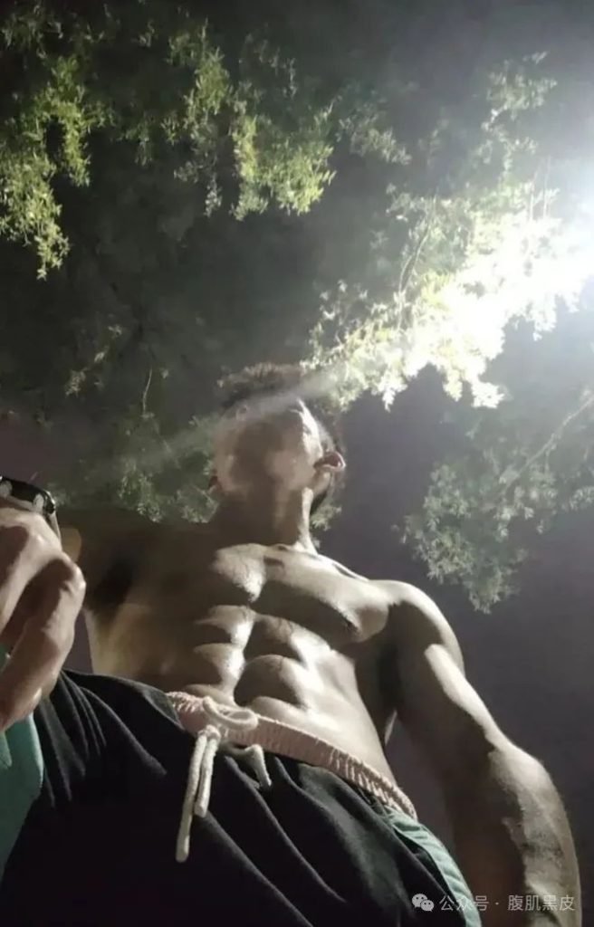 00 后 6 块腹肌硬邦邦，187cm 白袜小哥哥