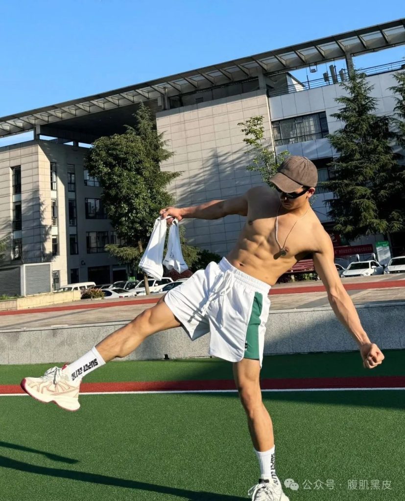 00 后 6 块腹肌硬邦邦,187cm 白袜小哥哥 00 后 6 块腹肌硬邦邦,187cm 白袜小哥哥