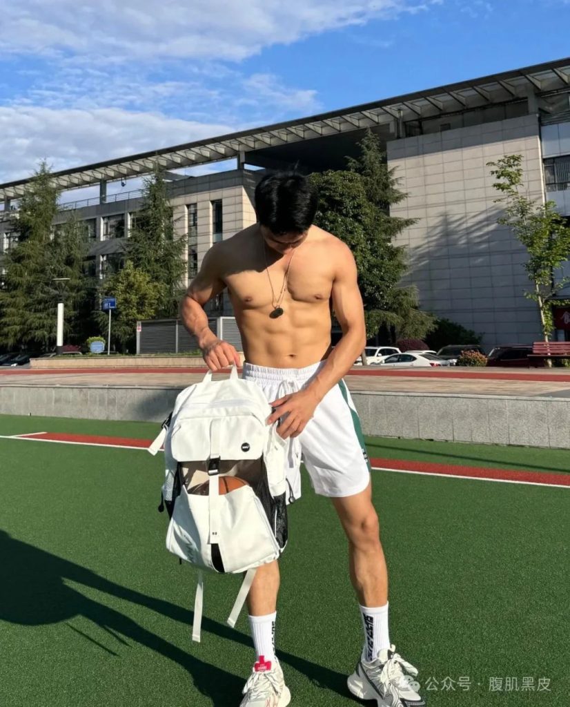 00 后 6 块腹肌硬邦邦,187cm 白袜小哥哥 00 后 6 块腹肌硬邦邦,187cm 白袜小哥哥