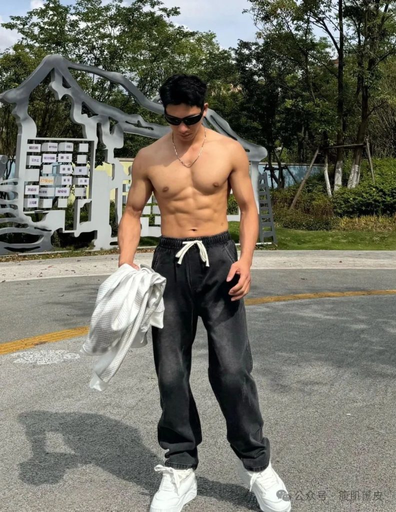 00 后 6 块腹肌硬邦邦,187cm 白袜小哥哥 00 后 6 块腹肌硬邦邦,187cm 白袜小哥哥