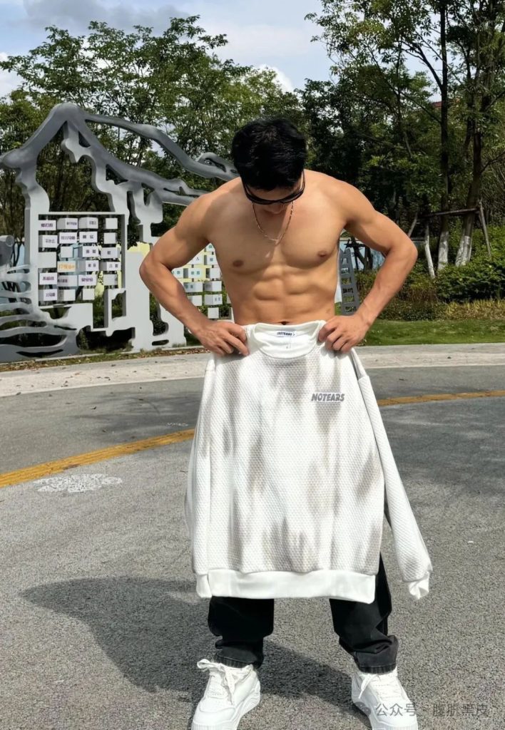 00 后 6 块腹肌硬邦邦,187cm 白袜小哥哥 00 后 6 块腹肌硬邦邦,187cm 白袜小哥哥