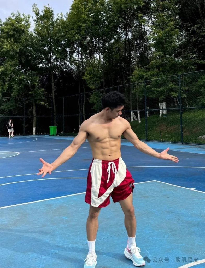 00 后 6 块腹肌硬邦邦,187cm 白袜小哥哥 00 后 6 块腹肌硬邦邦,187cm 白袜小哥哥