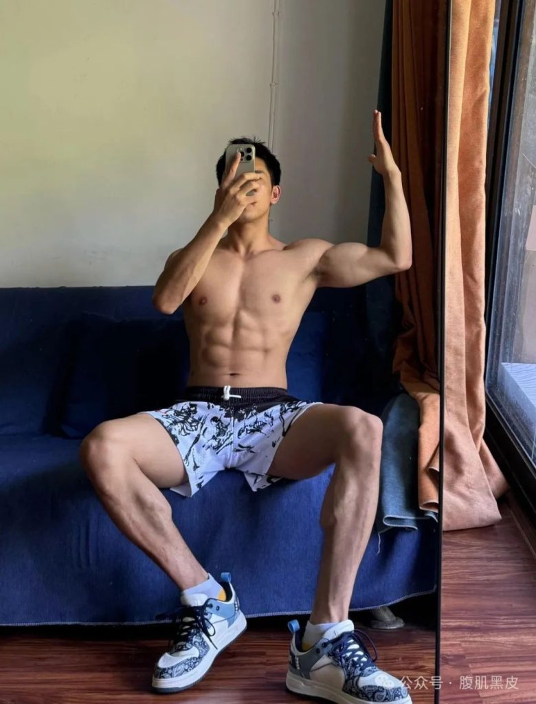 00 后 6 块腹肌硬邦邦,187cm 白袜小哥哥 00 后 6 块腹肌硬邦邦,187cm 白袜小哥哥