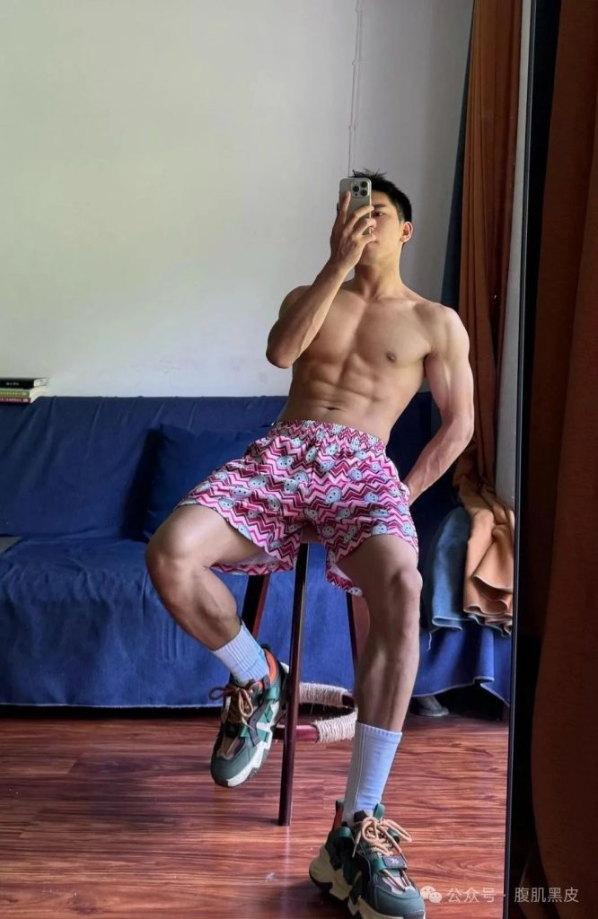 00 后 6 块腹肌硬邦邦,187cm 白袜小哥哥 00 后 6 块腹肌硬邦邦,187cm 白袜小哥哥