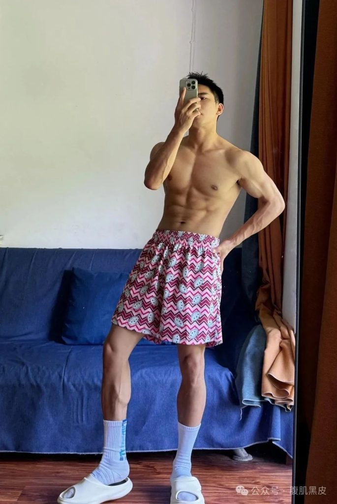 00 后 6 块腹肌硬邦邦,187cm 白袜小哥哥 00 后 6 块腹肌硬邦邦,187cm 白袜小哥哥