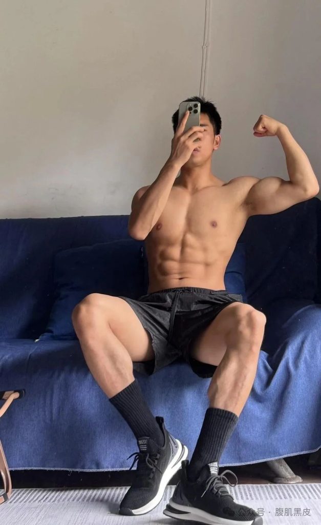 00 后 6 块腹肌硬邦邦,187cm 白袜小哥哥 00 后 6 块腹肌硬邦邦,187cm 白袜小哥哥