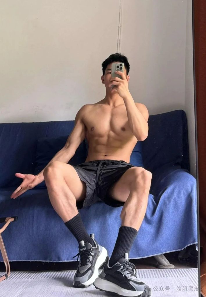 00 后 6 块腹肌硬邦邦,187cm 白袜小哥哥 00 后 6 块腹肌硬邦邦,187cm 白袜小哥哥