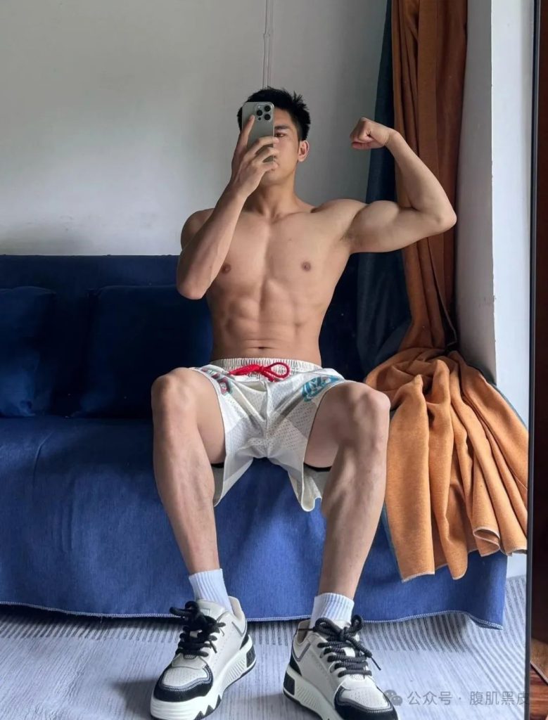 00 后 6 块腹肌硬邦邦,187cm 白袜小哥哥 00 后 6 块腹肌硬邦邦,187cm 白袜小哥哥