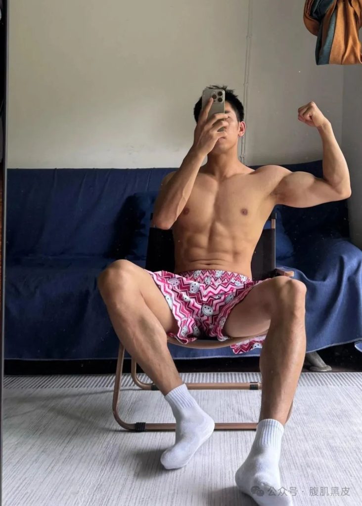 00 后 6 块腹肌硬邦邦,187cm 白袜小哥哥 00 后 6 块腹肌硬邦邦,187cm 白袜小哥哥