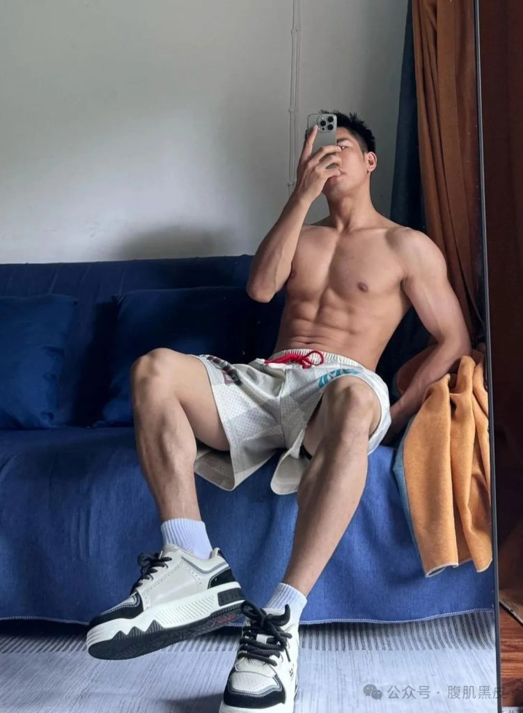 00 后 6 块腹肌硬邦邦,187cm 白袜小哥哥 00 后 6 块腹肌硬邦邦,187cm 白袜小哥哥