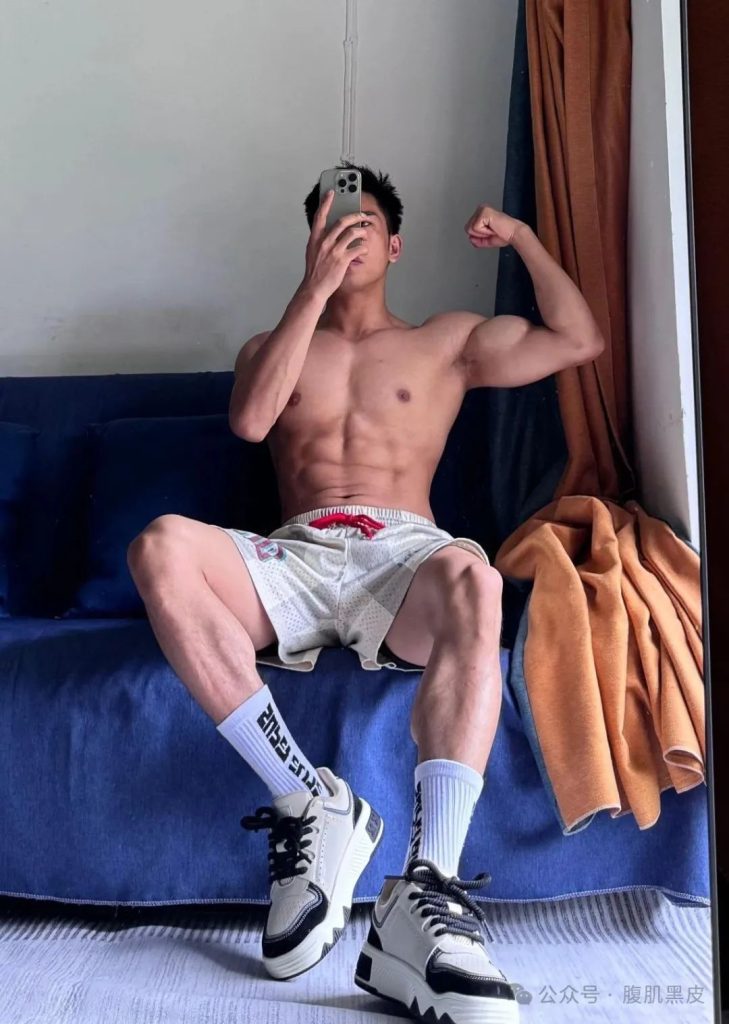 00 后 6 块腹肌硬邦邦,187cm 白袜小哥哥 00 后 6 块腹肌硬邦邦,187cm 白袜小哥哥