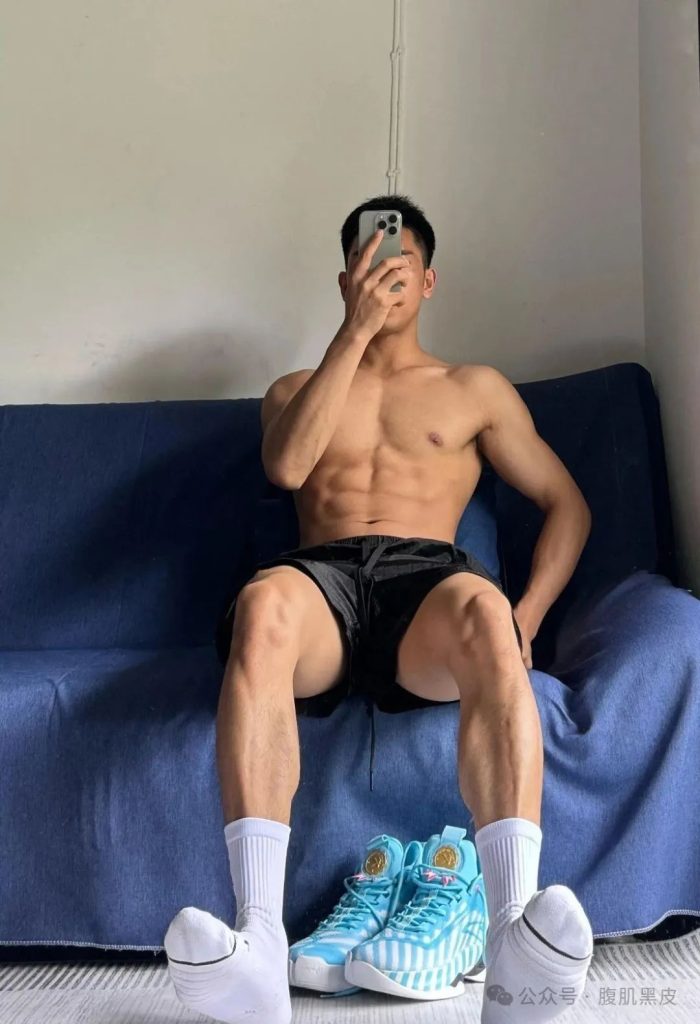 00 后 6 块腹肌硬邦邦,187cm 白袜小哥哥 00 后 6 块腹肌硬邦邦,187cm 白袜小哥哥