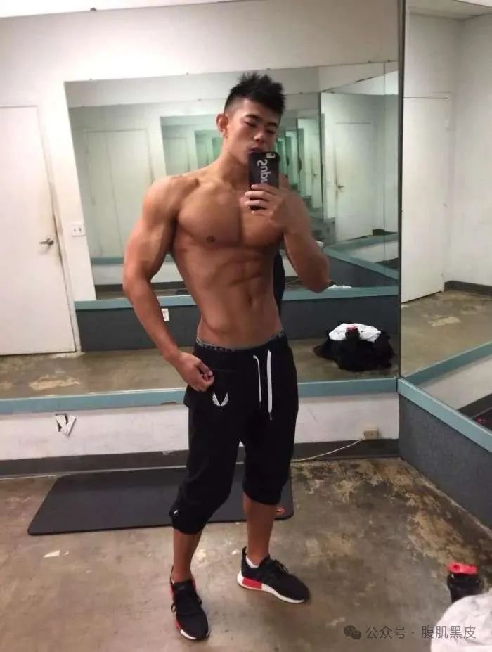 26 性感壮硕型男，182cm 的大肌肉