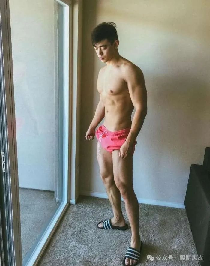 26 性感壮硕型男，182cm 的大肌肉
