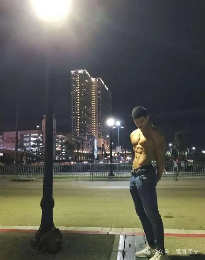 26 性感壮硕型男，182cm 的大肌肉