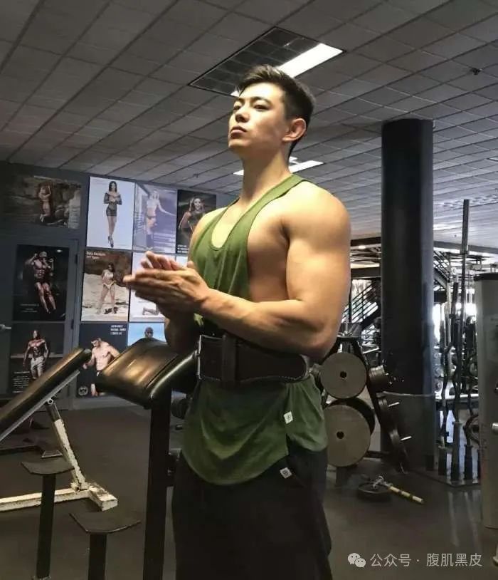 26 性感壮硕型男，182cm 的大肌肉