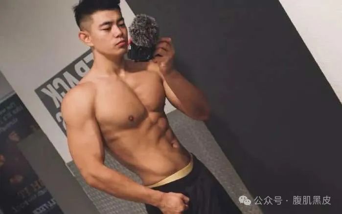 26 性感壮硕型男，182cm 的大肌肉