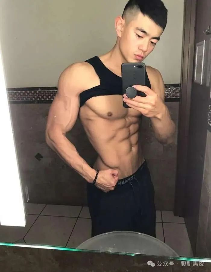 26 性感壮硕型男，182cm 的大肌肉