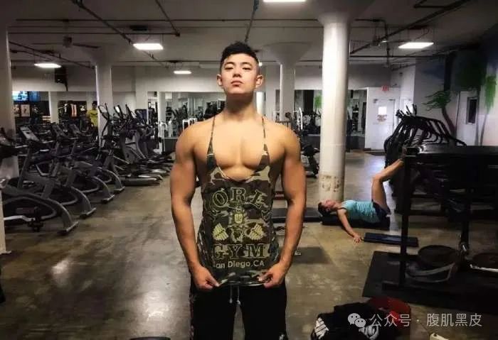 26 性感壮硕型男，182cm 的大肌肉