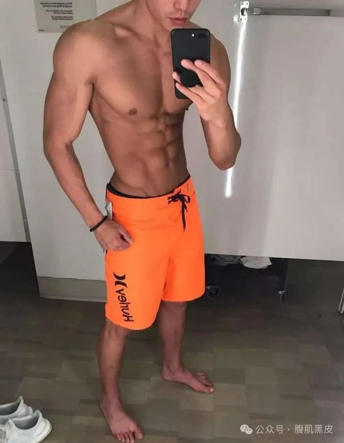 26 性感壮硕型男，182cm 的大肌肉