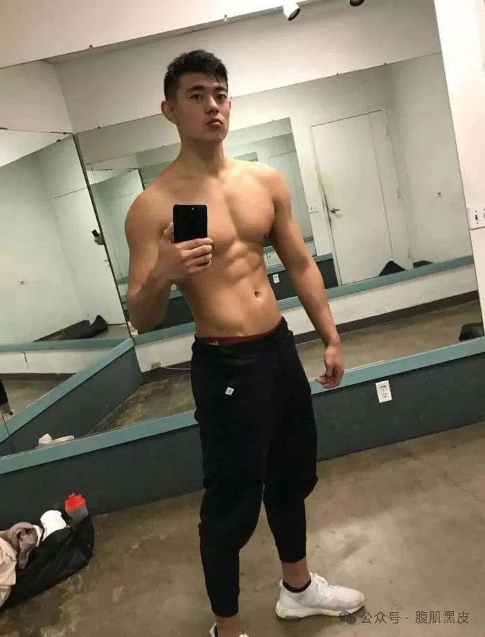 26 性感壮硕型男，182cm 的大肌肉