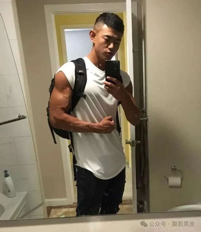 26 性感壮硕型男，182cm 的大肌肉