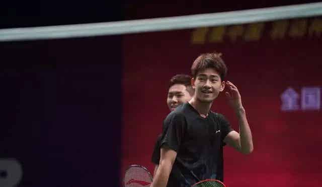 羽毛球男神王昶被队医按地上拉伸,这画面免费能看? 羽毛球男神王昶被队医按地上拉伸,这画面免费能看?