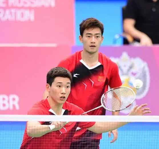 羽毛球男神王昶被队医按地上拉伸,这画面免费能看? 羽毛球男神王昶被队医按地上拉伸,这画面免费能看?