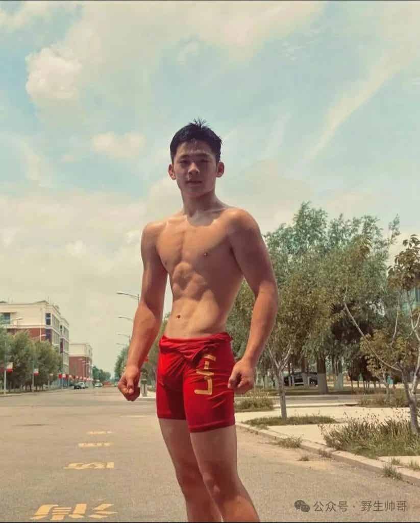 训练室穿紧身裤的野生小哥，实力强大长的太凸显啦！