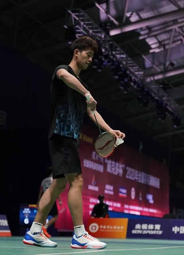 羽毛球男神王昶被队医按地上拉伸,这画面免费能看? 羽毛球男神王昶被队医按地上拉伸,这画面免费能看?