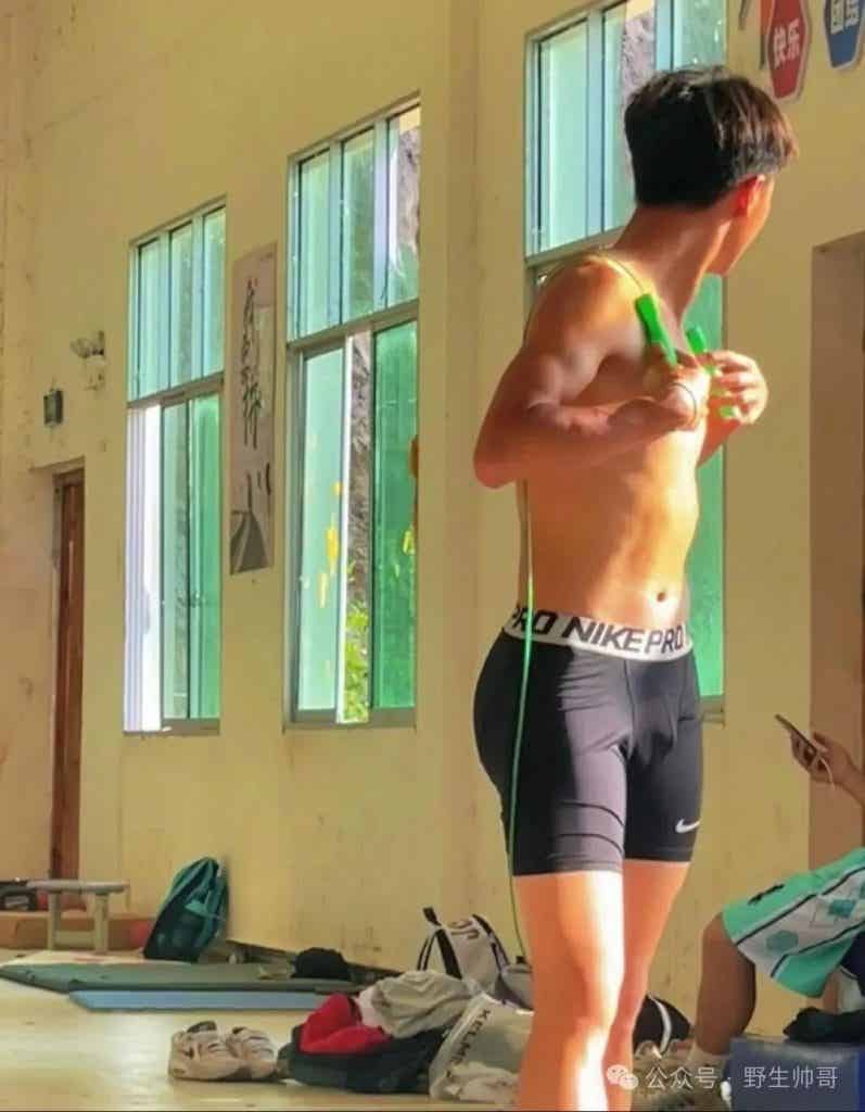 训练室穿紧身裤的野生小哥，实力强大长的太凸显啦！