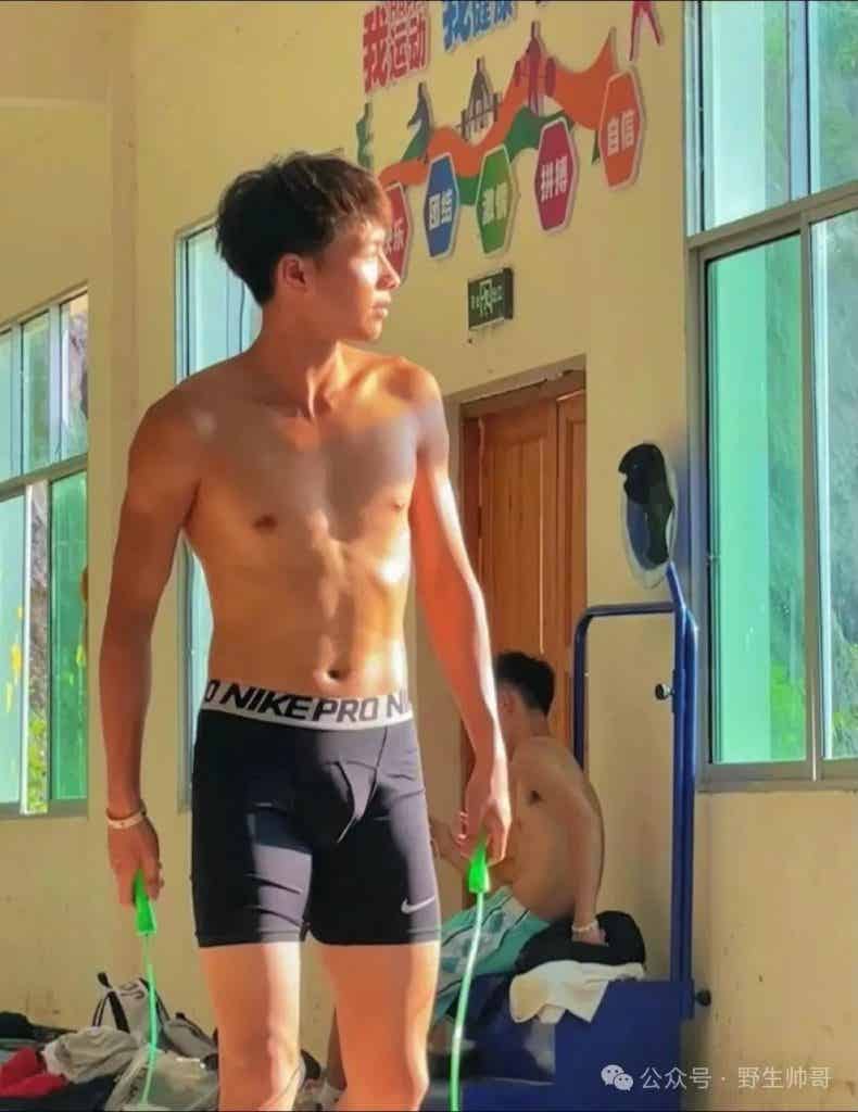 训练室穿紧身裤的野生小哥，实力强大长的太凸显啦！