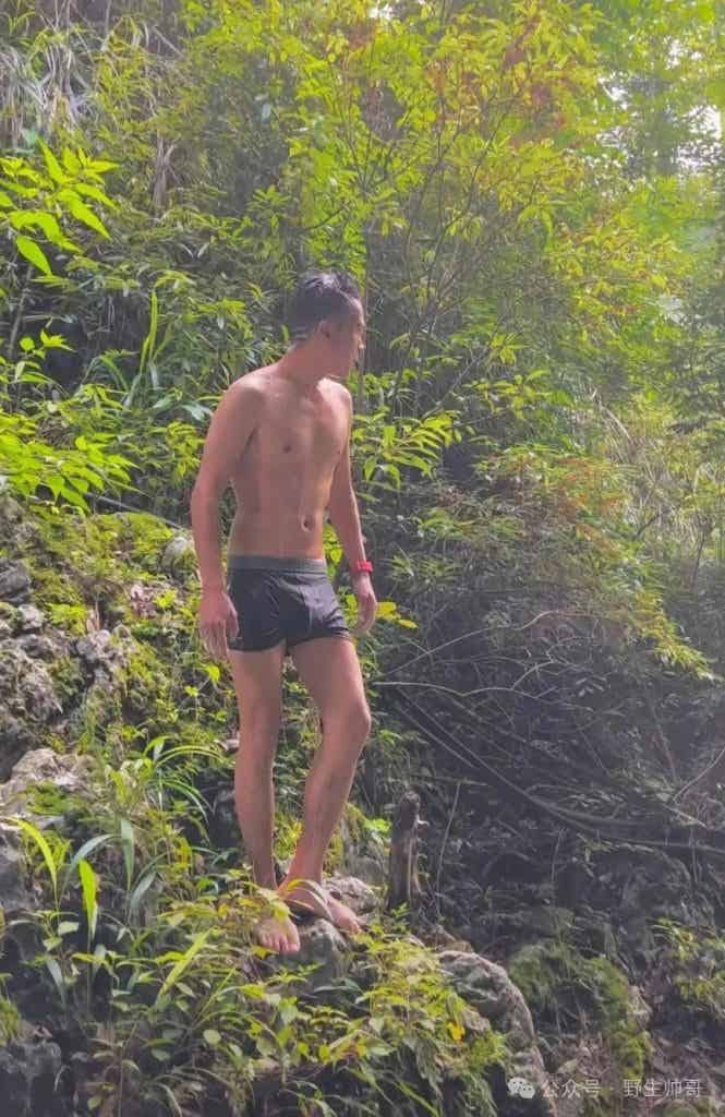 训练室穿紧身裤的野生小哥，实力强大长的太凸显啦！