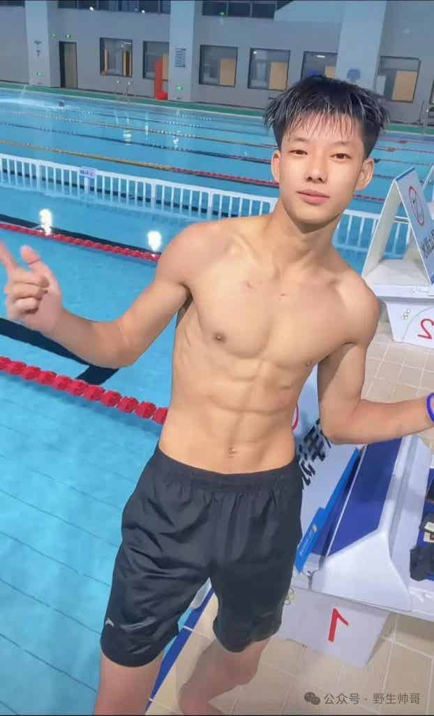 训练室穿紧身裤的野生小哥，实力强大长的太凸显啦！