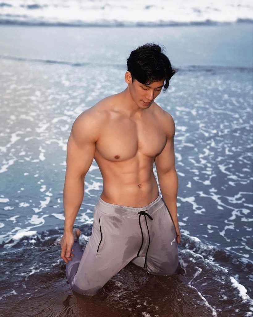 还记得这个穿丁字裤走秀的肌肉男模吗?真的太可了! 还记得这个穿丁字裤走秀的肌肉男模吗?真的太可了!