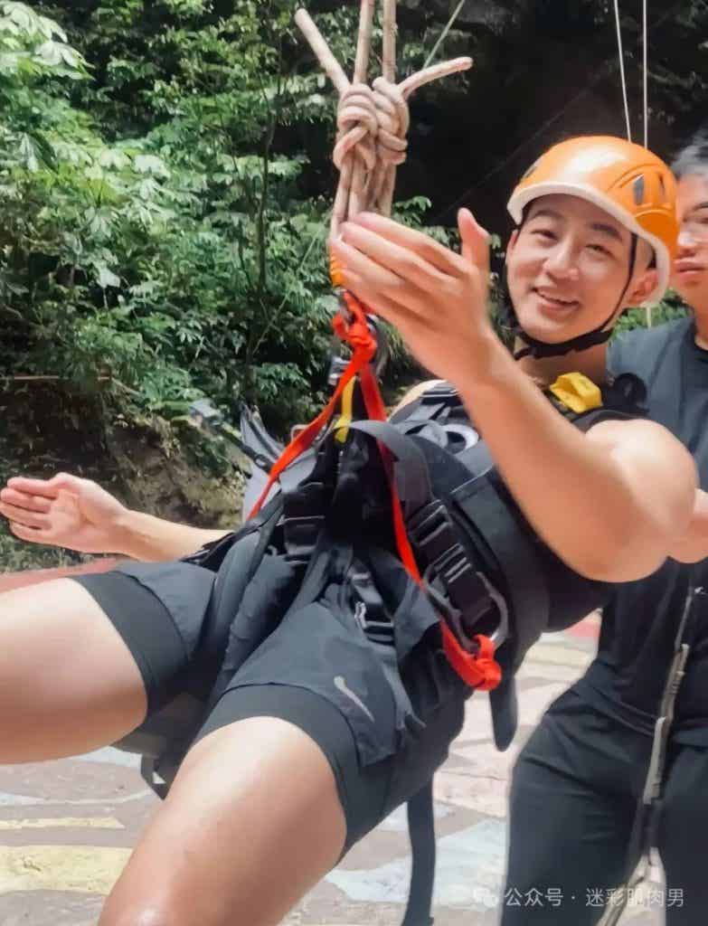 野外玩滑索穿运动裤的小哥太帅了,被他大实力吸引啦! 野外玩滑索穿运动裤的小哥太帅了,被他大实力吸引啦!