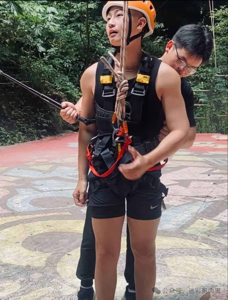 野外玩滑索穿运动裤的小哥太帅了,被他大实力吸引啦! 野外玩滑索穿运动裤的小哥太帅了,被他大实力吸引啦!