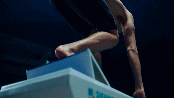 00 后游泳帅哥张翼祥露 CK 内裤边！191CM 的他帅过宁泽涛？