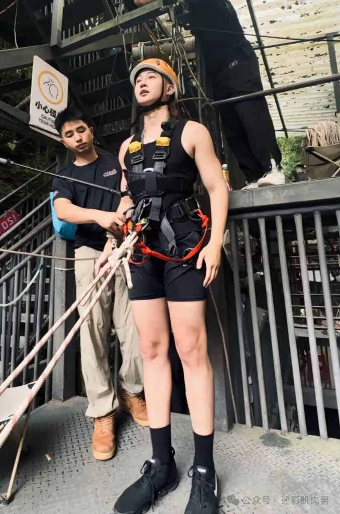 野外玩滑索穿运动裤的小哥太帅了,被他大实力吸引啦! 野外玩滑索穿运动裤的小哥太帅了,被他大实力吸引啦!