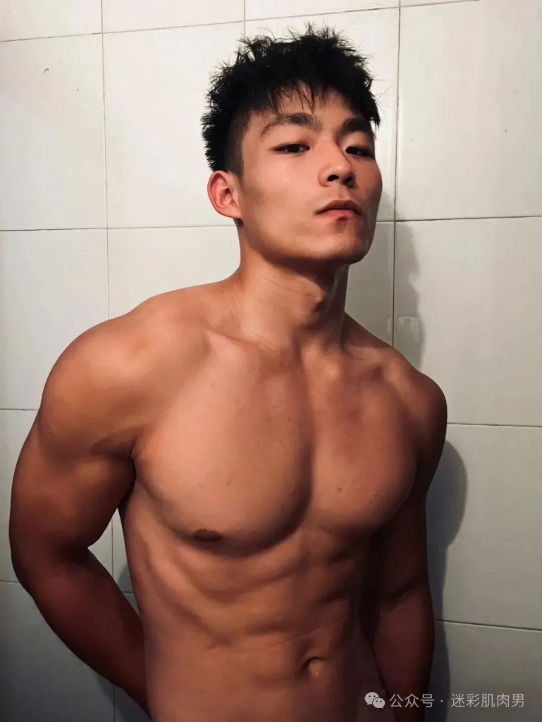 郑州体院 21 的男大体育生洗澡自拍太顶啦,长的不得了! 郑州体院 21 的男大体育生洗澡自拍太顶啦,长的不得了!