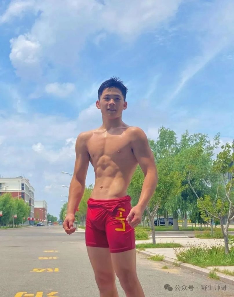 训练室穿紧身裤的野生小哥，实力强大长的太凸显啦！