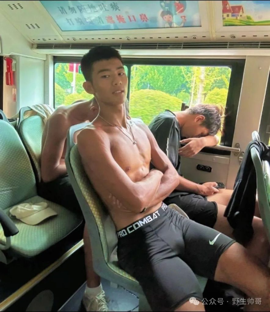 训练室穿紧身裤的野生小哥，实力强大长的太凸显啦！