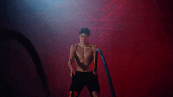 00 后游泳帅哥张翼祥露 CK 内裤边！191CM 的他帅过宁泽涛？