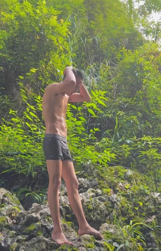 训练室穿紧身裤的野生小哥，实力强大长的太凸显啦！