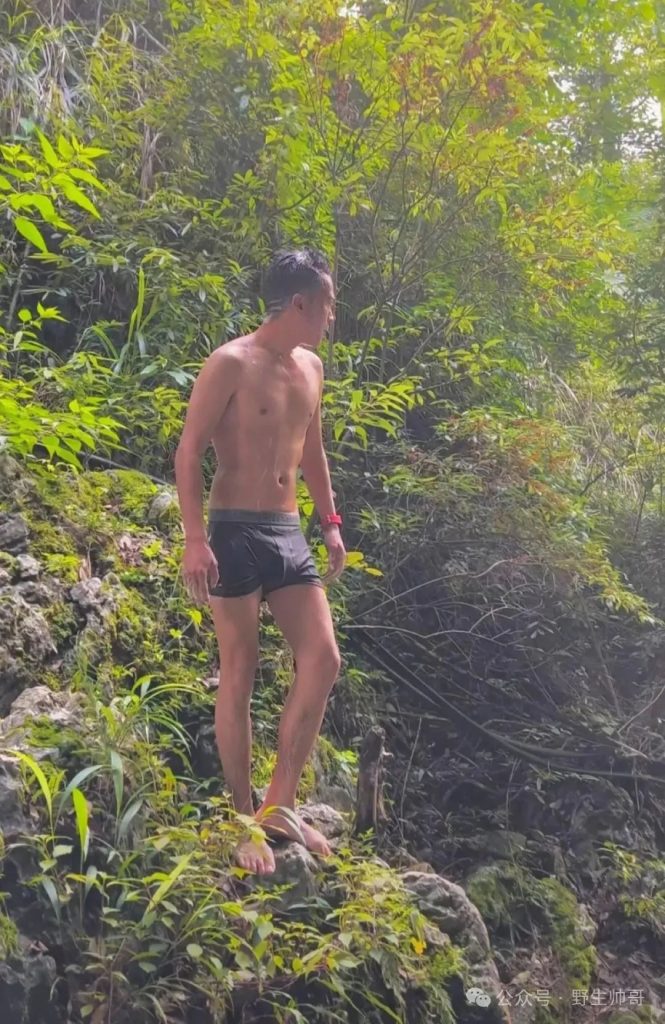 训练室穿紧身裤的野生小哥，实力强大长的太凸显啦！